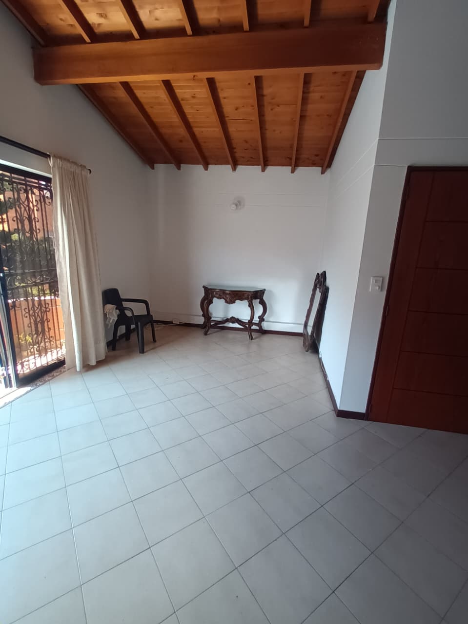 VENTA CASA – BARRIO LAURELES DE 117.80 m² EN TERCER PISO – (EEP-1001) – MEDELLÍN | ESTRATO 5